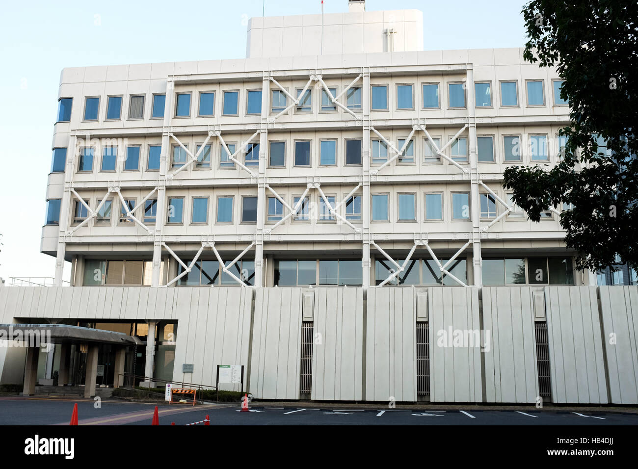 Ein Gebäude in Japan mit externen Verstärkungen, um es vor den Auswirkungen von Erdbeben zu schützen. Stockfoto