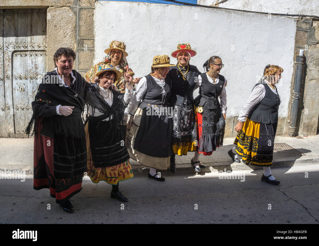 Frauen in traditioneller Tracht auf dem Weg zu einer Fesatival bei El Barco De Avila, Provinz Ávila, Spanien. Stockfoto