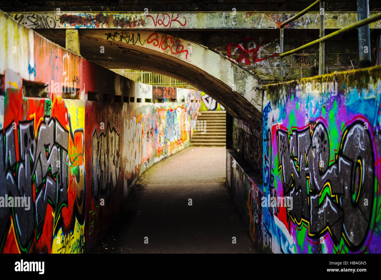 Mit Graffiti besprüht Bahnunterführung Stockfoto