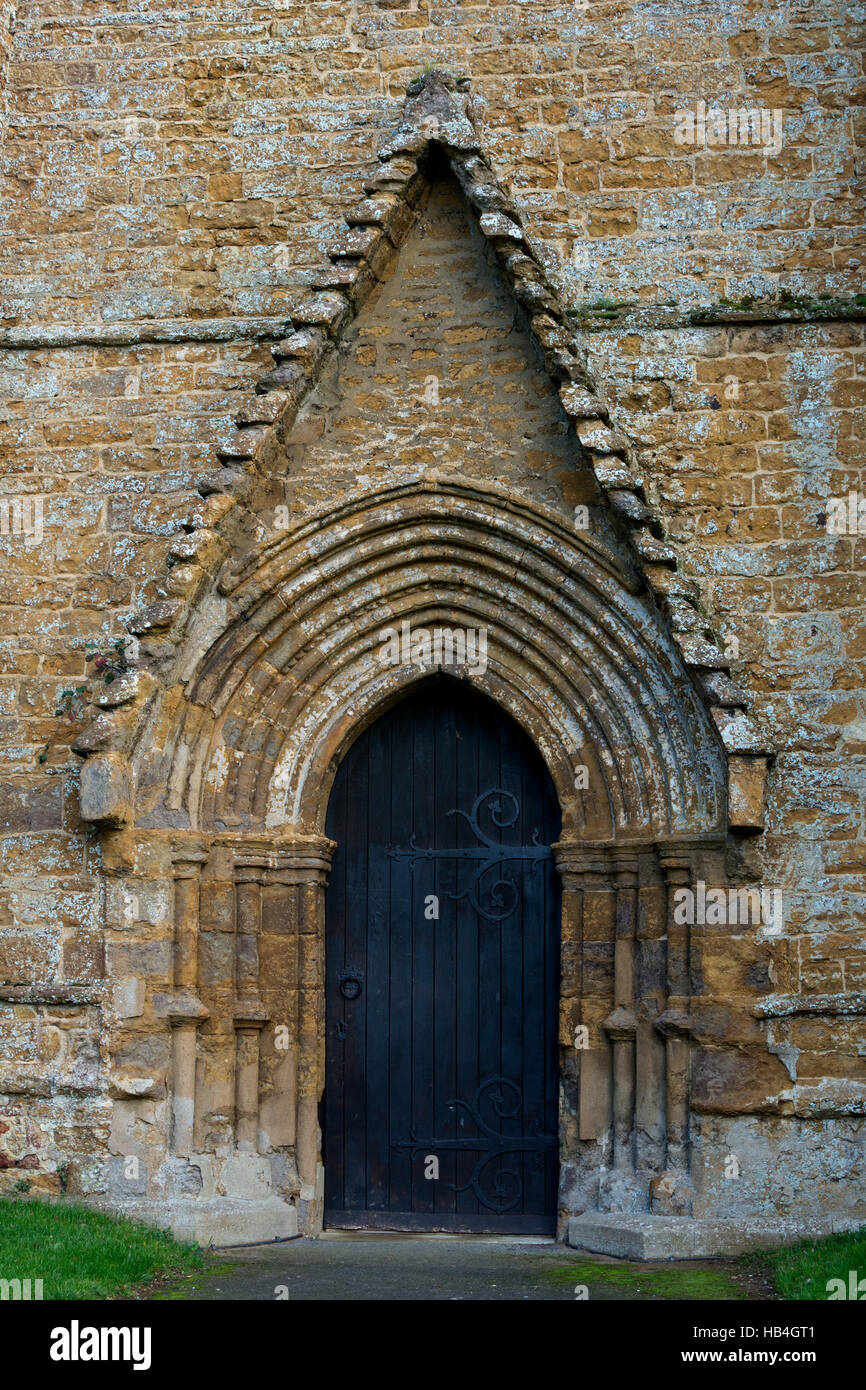 Der Westen Tür, Kirche St. Leonard, Loddington, Northamptonshire, England, Vereinigtes Königreich Stockfoto