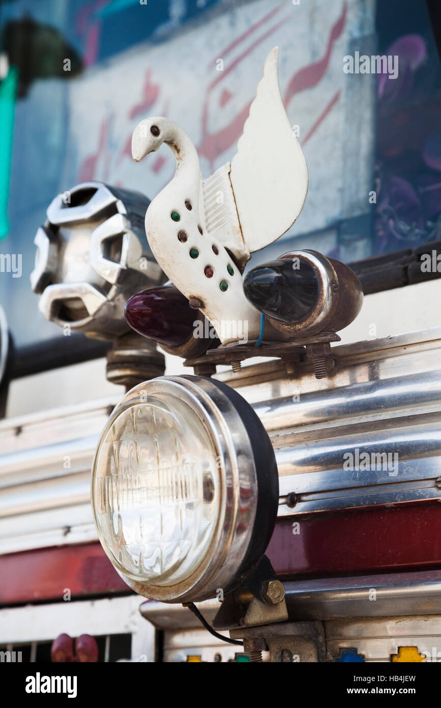 Dekorierte indischen Pkw Busse am Busbahnhof von Srinagar, Kaschmir, Indien Stockfoto