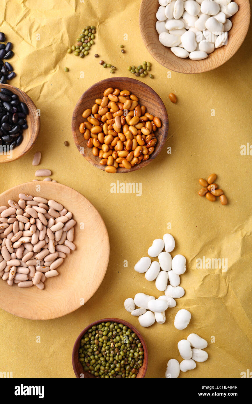 Rohe Bohnen und Mung auf kleinen Tellern essen Hintergrund Stockfoto