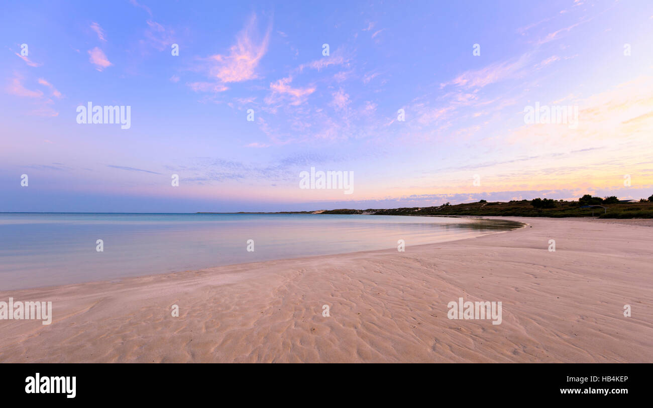Coral Bay Strand bei Sonnenaufgang Stockfoto