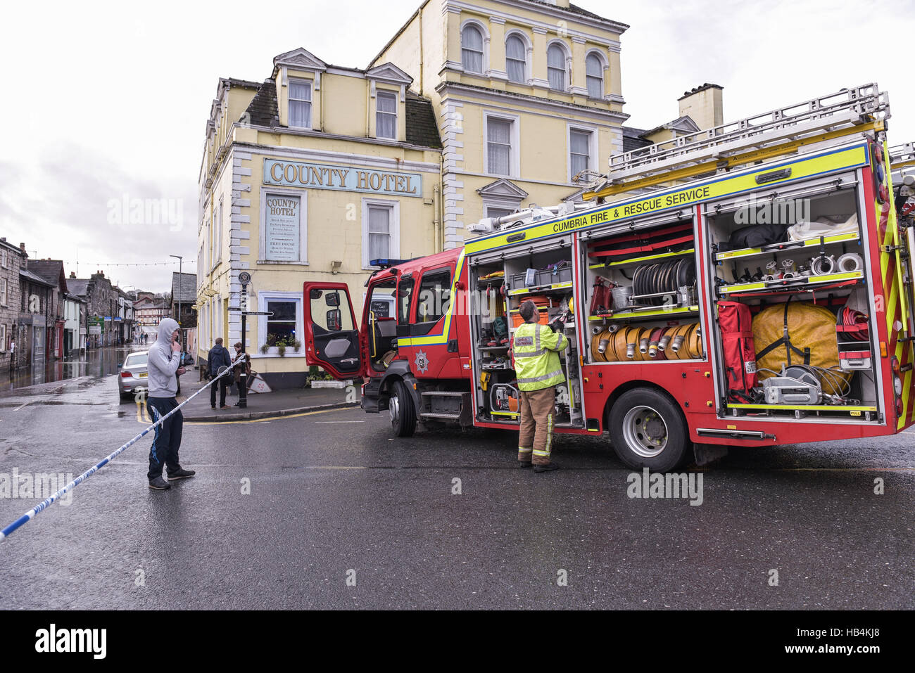 Cumbria Feuerwehr Feuerwehrmann entfernt Ausstattung aus seinem LKW, mit Rettungsmaßnahmen in Kendal, Cumbria am 6. Dezember 2015 zu helfen. Stockfoto