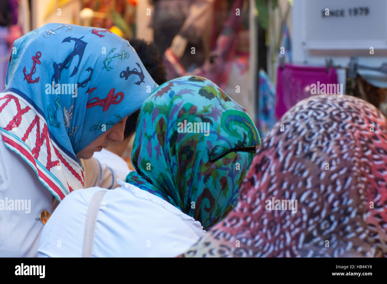 Türkische verschleierte Frauen Stockfoto