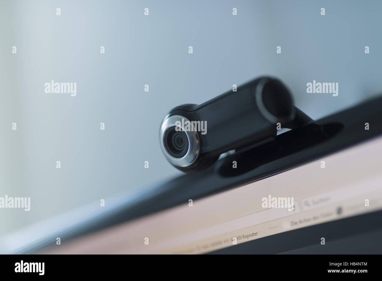 Webcam auf dem oberen Rahmen eines Monitors Stockfoto
