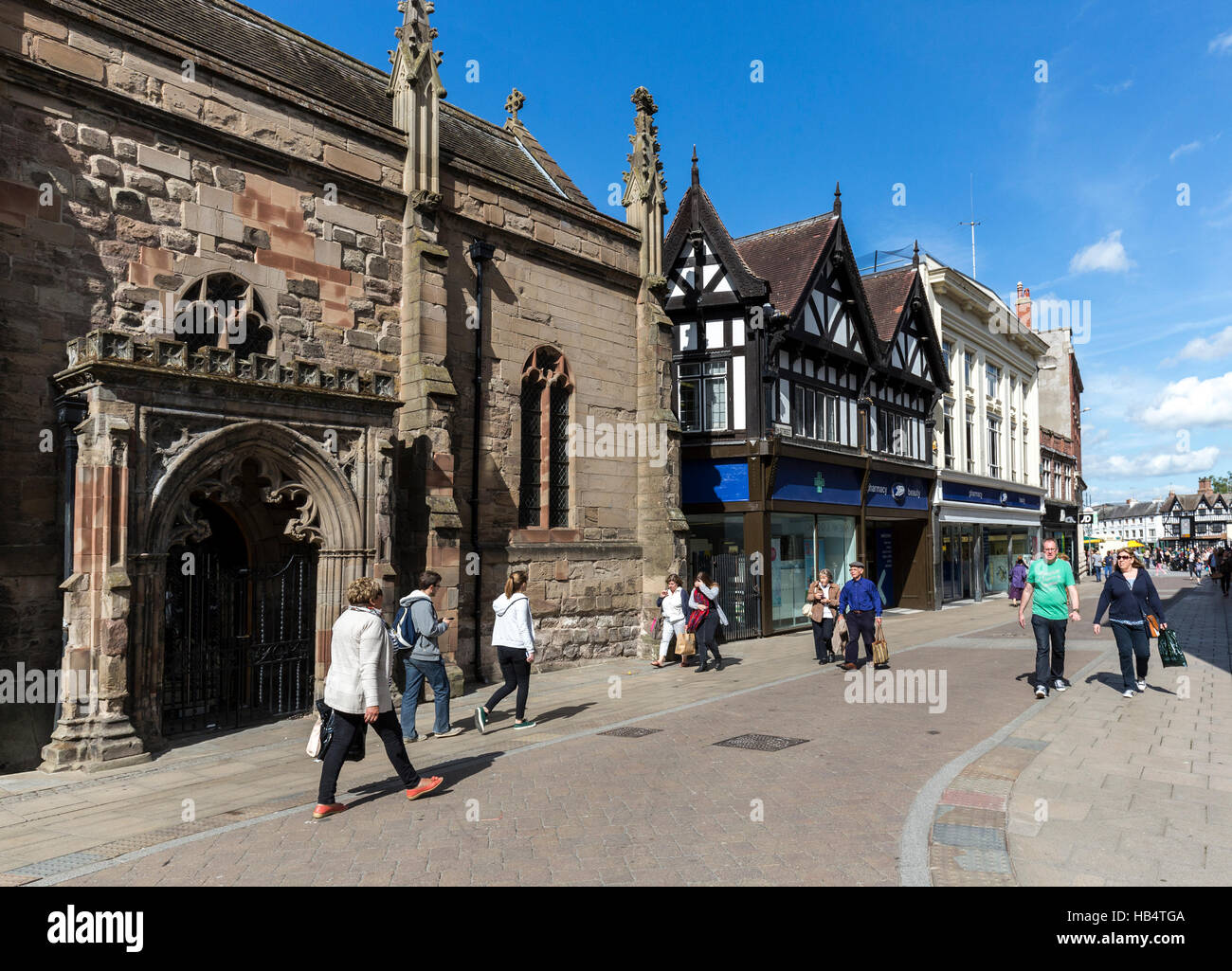 Kirche und Fachwerkhaus Ladenfront in Straße, Hereford, Großbritannien Stockfoto