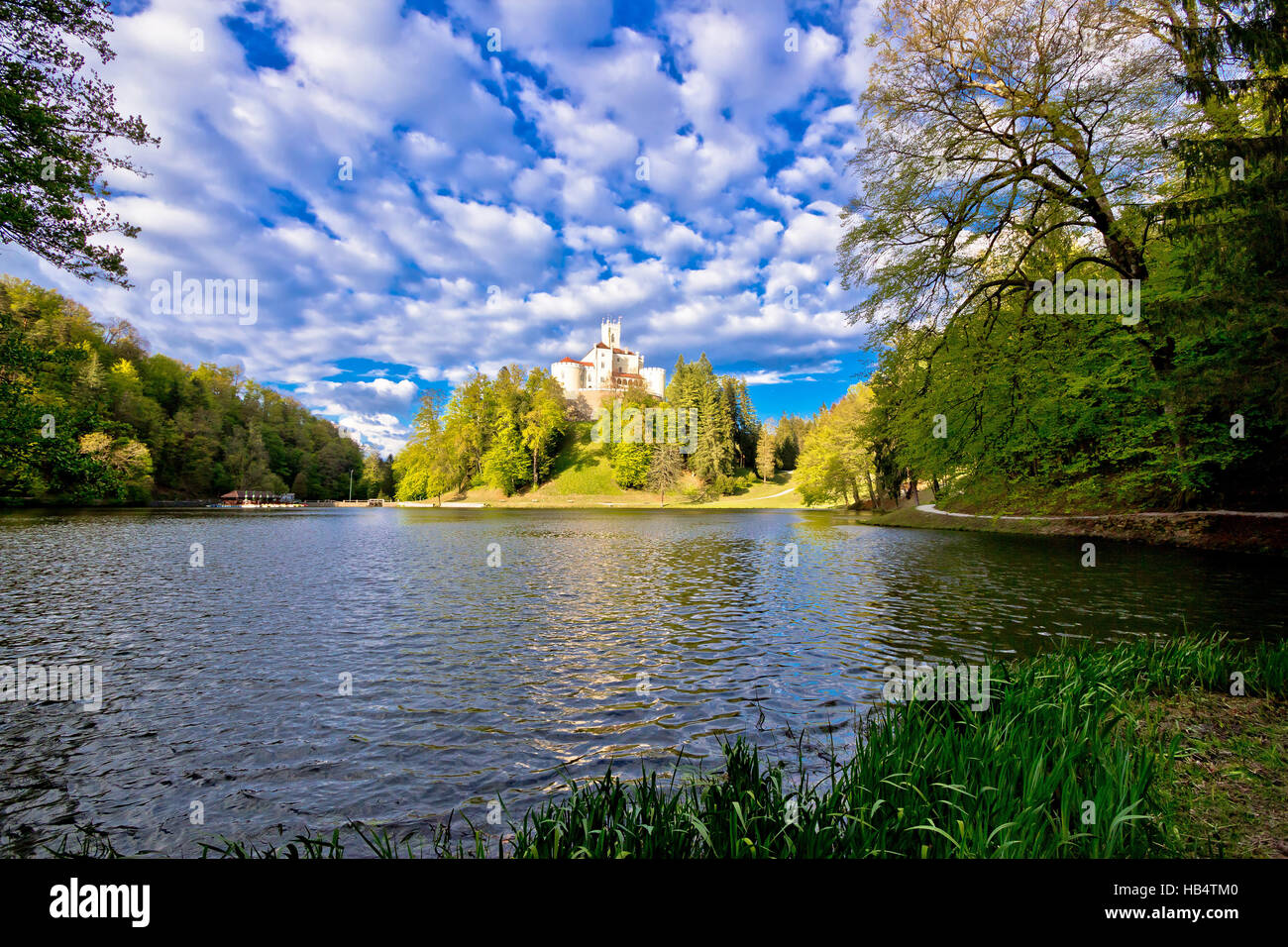 Trakoscan See und Schloss auf dem Hügel Stockfoto