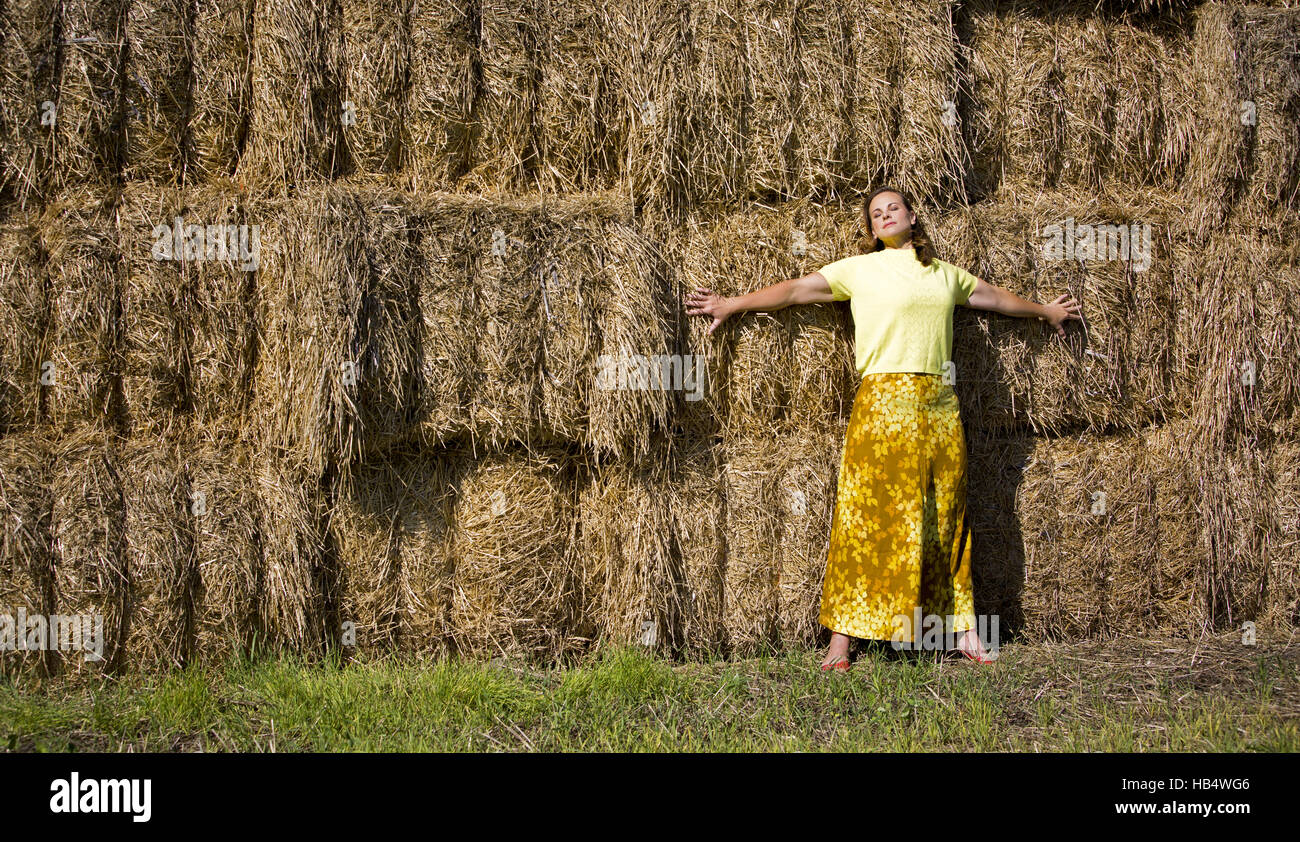 Frau trägt gelbe Herbst-outfit Stockfoto