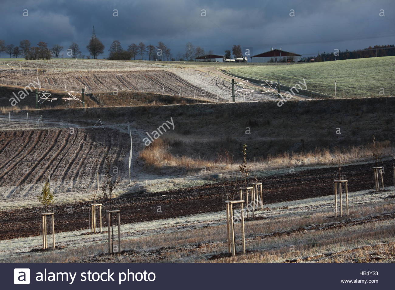 Eine winterliche Landschaft entlang der Route der Fast-Track-Bahnstrecke in der Nähe von Coburg, Deutschland Stockfoto