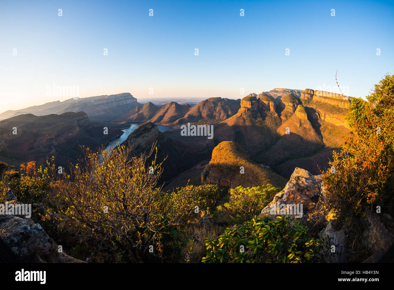 Blyde River Canyon, berühmte Reiseziel in Südafrika. Letzten Sonnenlicht auf den Bergkämmen. Fisheye Blick von oben. Stockfoto