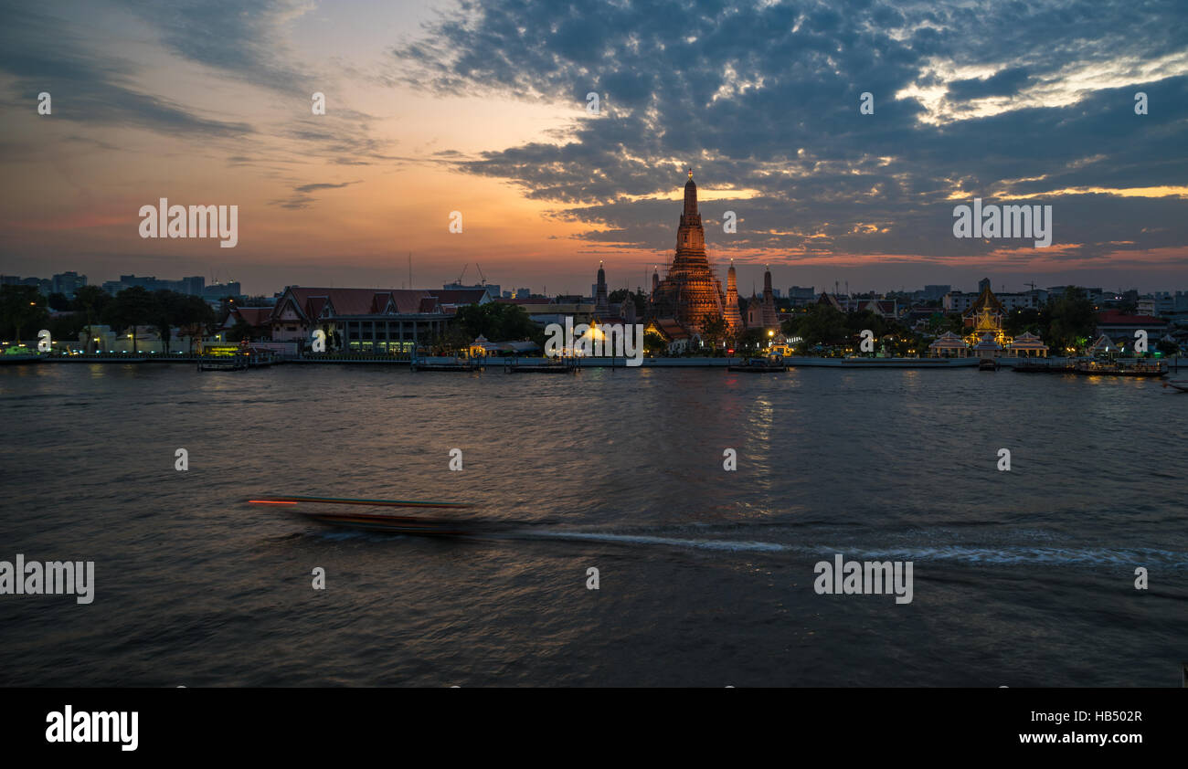 Wat Arun Tempel im Sonnenuntergang, Bangkok-Wahrzeichen Stockfoto