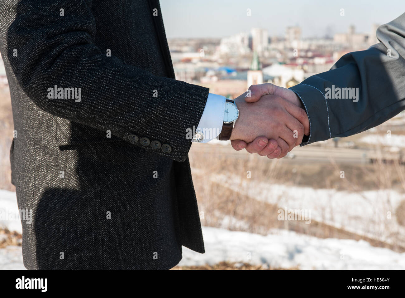 Arbeiter schüttelt die Hand mit dem Geschäftsmann Stockfoto