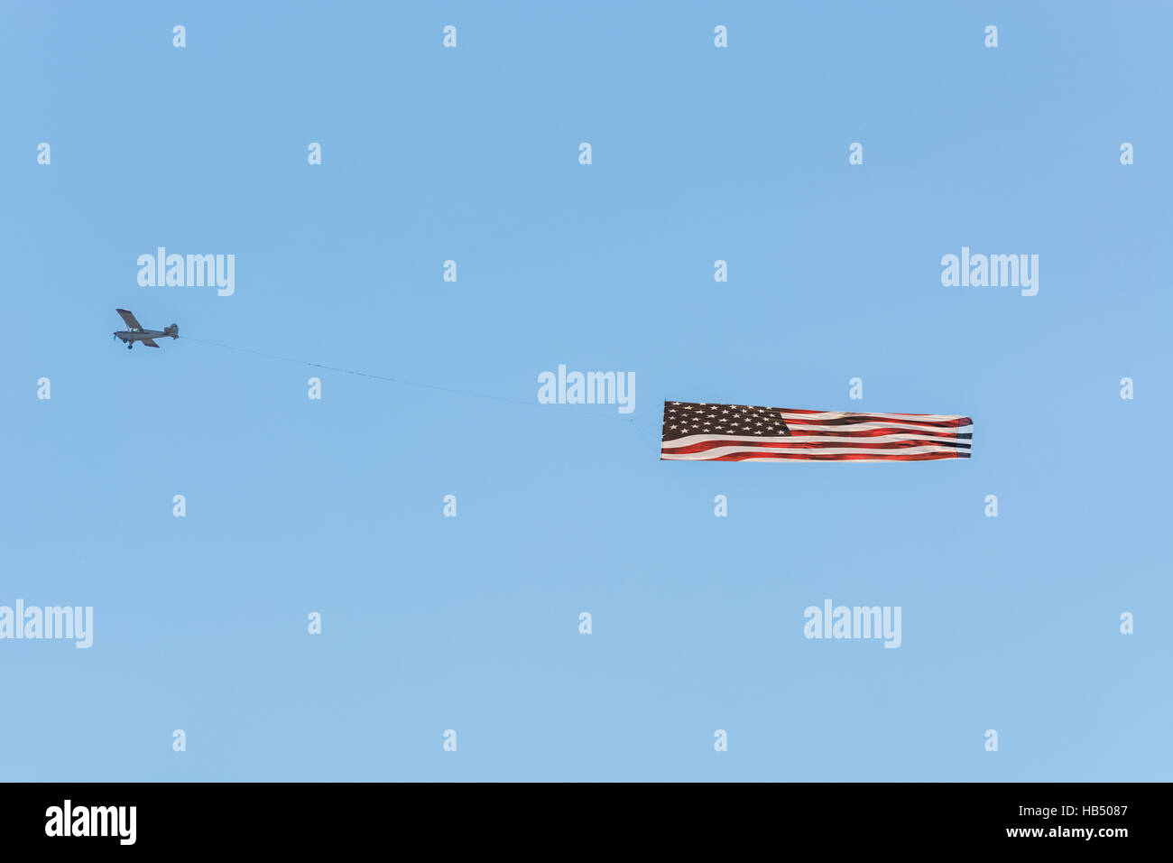 Motor-Flugzeug mit Banner schleppen Stockfoto