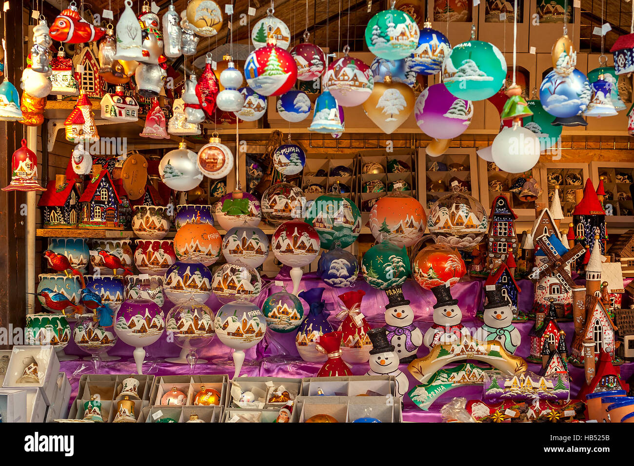 Hölzerne Stall mit Dekorationen für einen Winterurlaub auf traditionellen jährlichen Weihnachtsmarkt in der Altstadt von Prag. Stockfoto