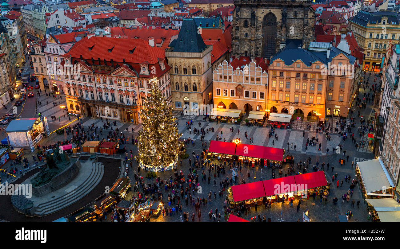 Blick von oben der Weihnachtsbaum und traditionellen Markt in der Altstadt von Prag. Stockfoto