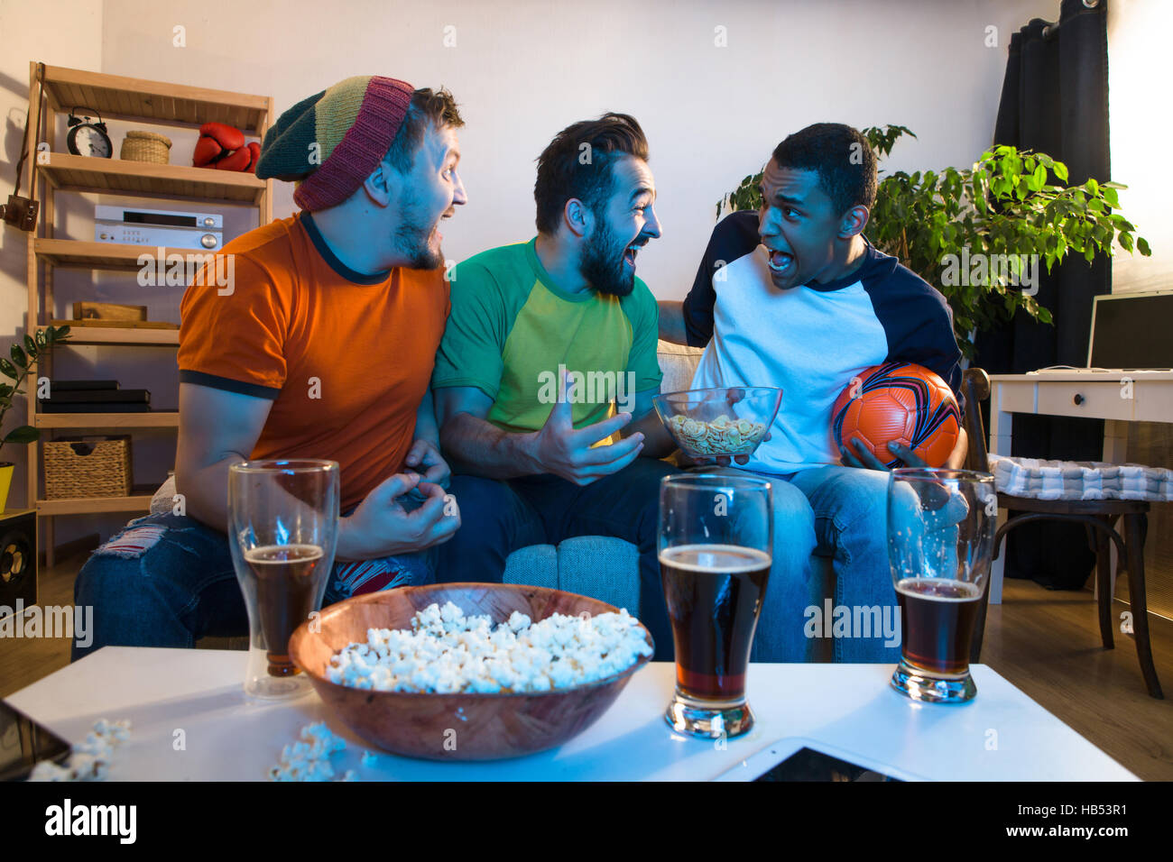 Freunden Fußballspiel beobachten Stockfoto