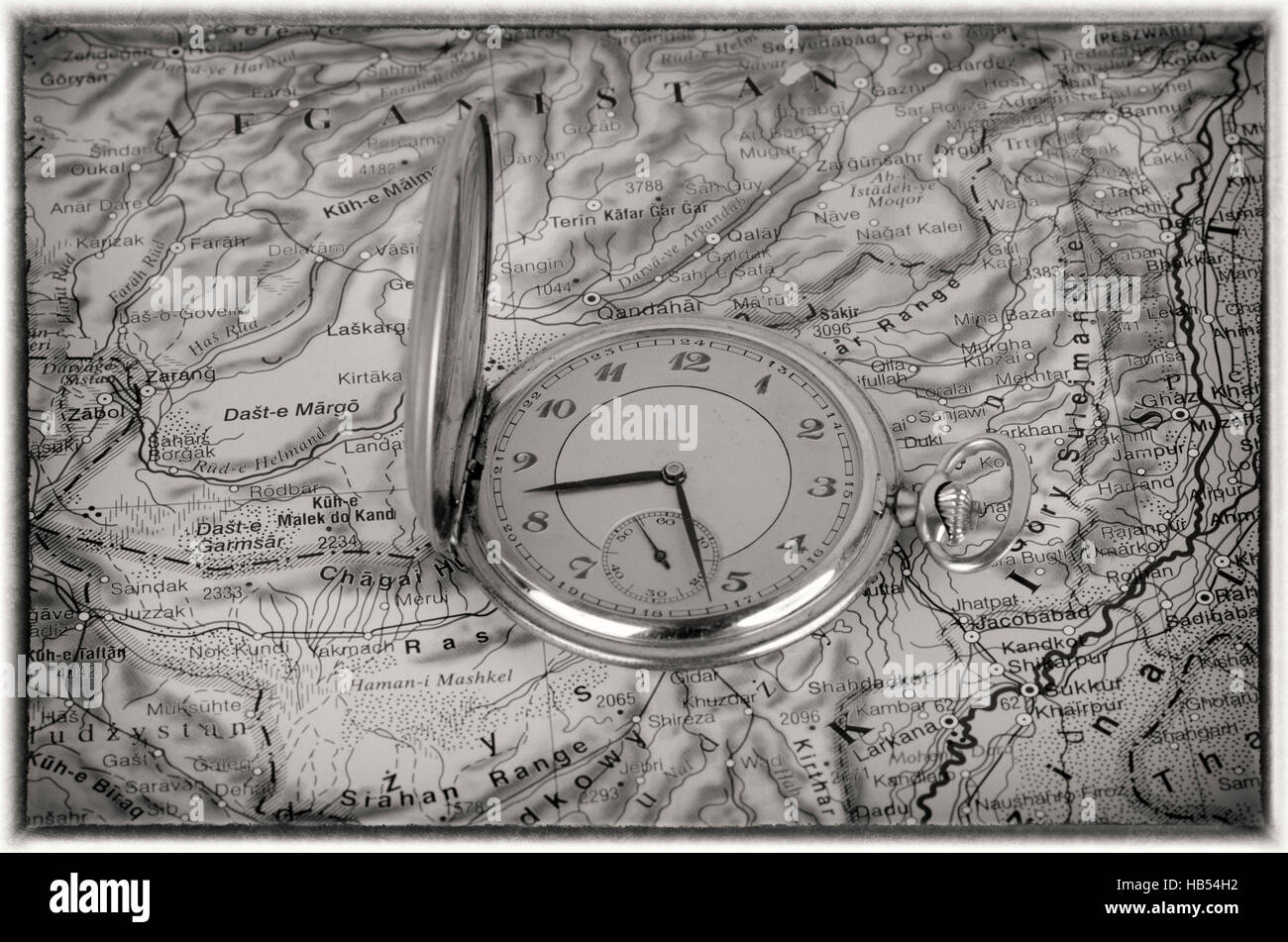 Foto der alten Uhr auf Karte Stockfoto