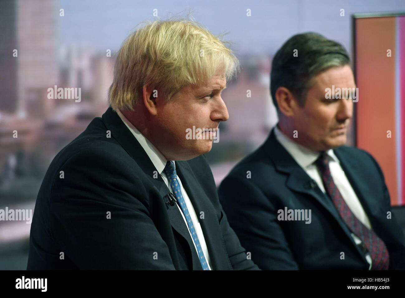 Außenminister Boris Johnson (links) und Schatten Austritt Sekretär Sir Keir Starmer während der Dreharbeiten für die BBC One Zeitgeschehen Programm The Andrew Marr Show im neuen Broadcasting House in London. Stockfoto