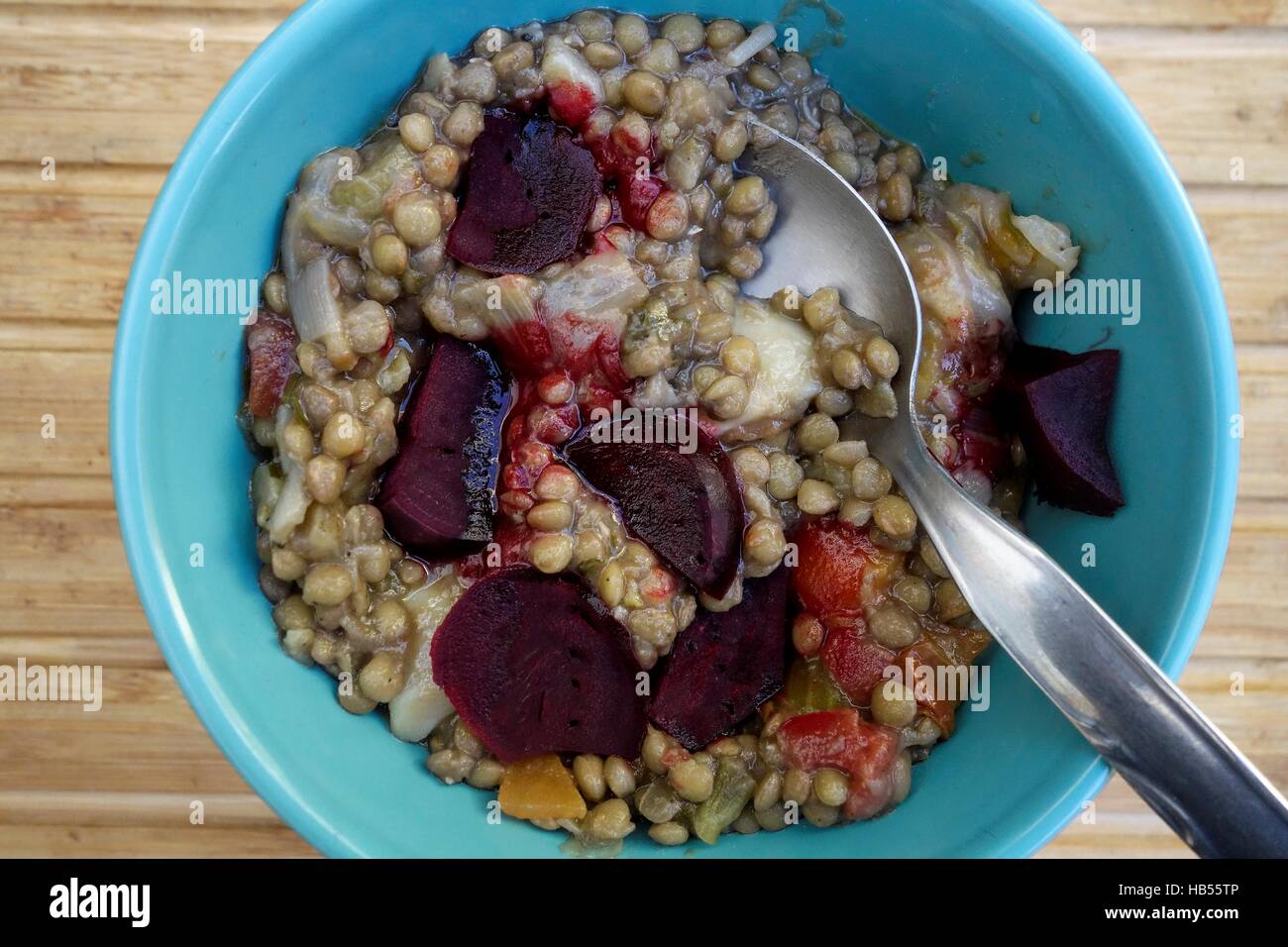 Köstliche gekochte Linsen mit rote Beete Stockfoto