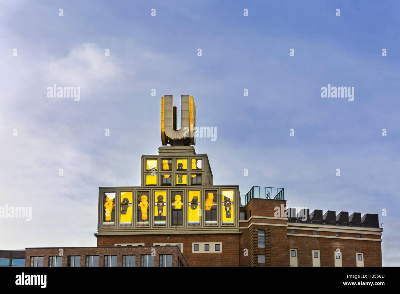 Dortmunder U-Turm oder Dortmunder U mit "Kicker" Videoinstallation, berühmte Schild oben auf der ehemaligen Union-Brauerei, Deutschland Stockfoto