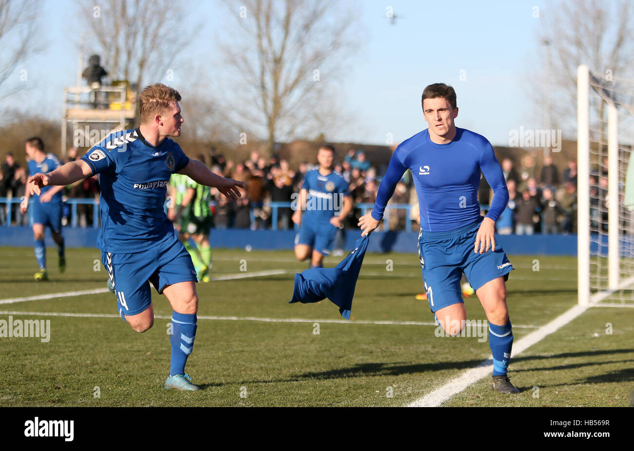 Curzon Ashton Adam Morgan (rechts) feiert Tor seiner Mannschaft dritte des Spiels während der Emirates-FA-Cup-Spiel im Stadion Tameside, Ashton-under-Lyne. Stockfoto