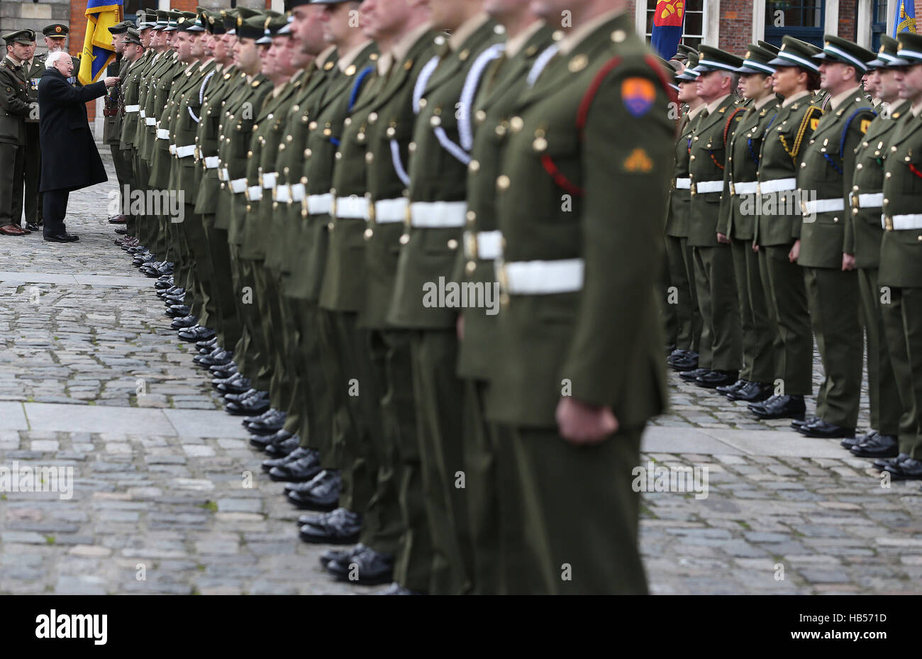 Präsident Michael D. Higgins präsentiert Mitglieder der Streitkräfte mit ihren 1916 Centenary Gedenkmedaille an besonderen Zeremonie in Dublin Castle. Stockfoto