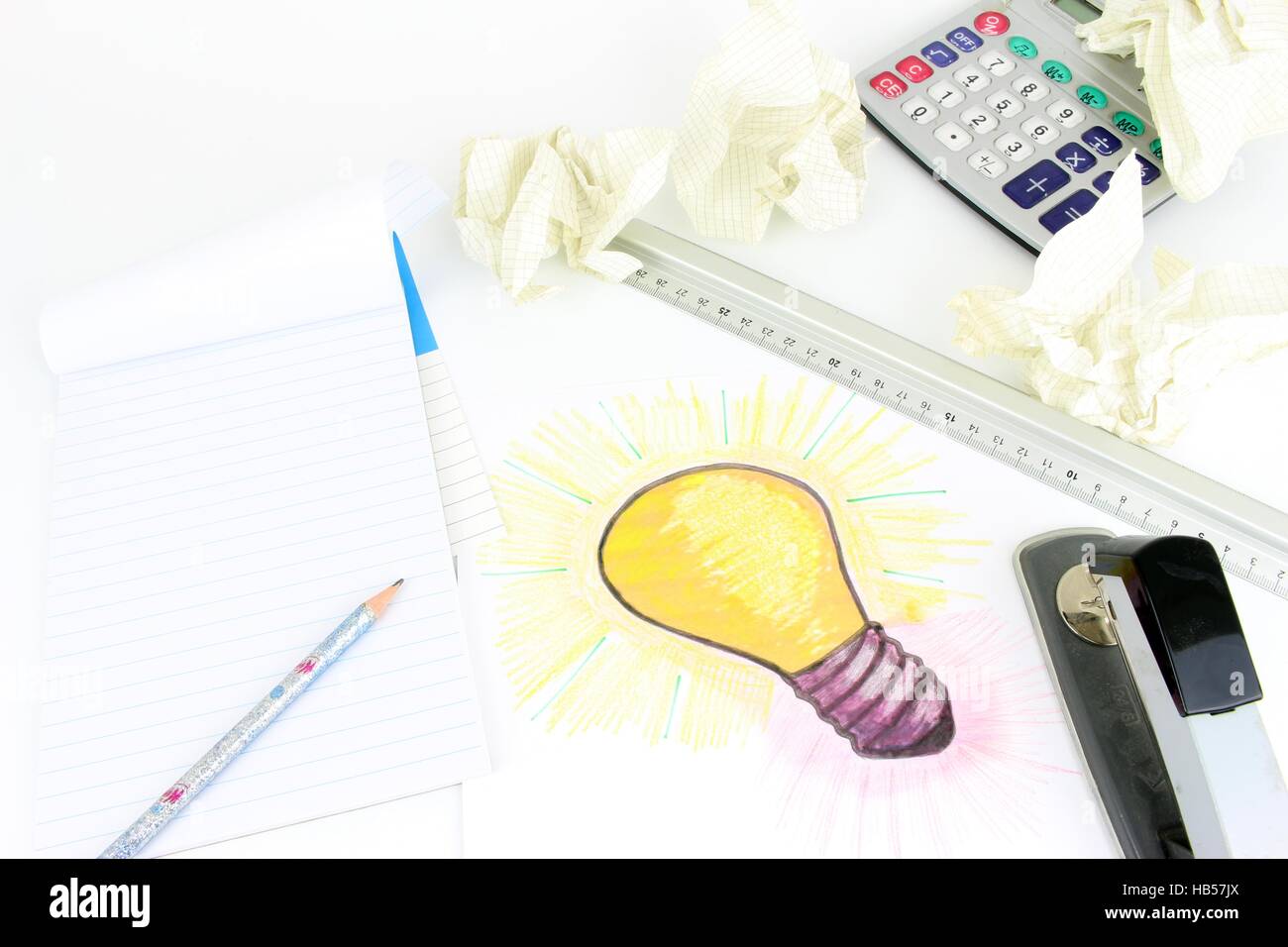 Eine stilisierte Darstellung einer Glühbirne, die auf einem Blatt Papier skizziert wurde. Idee eines Projekts, Zeichnungsobjekte, Berechnung.  Fehler mit cr Stockfoto