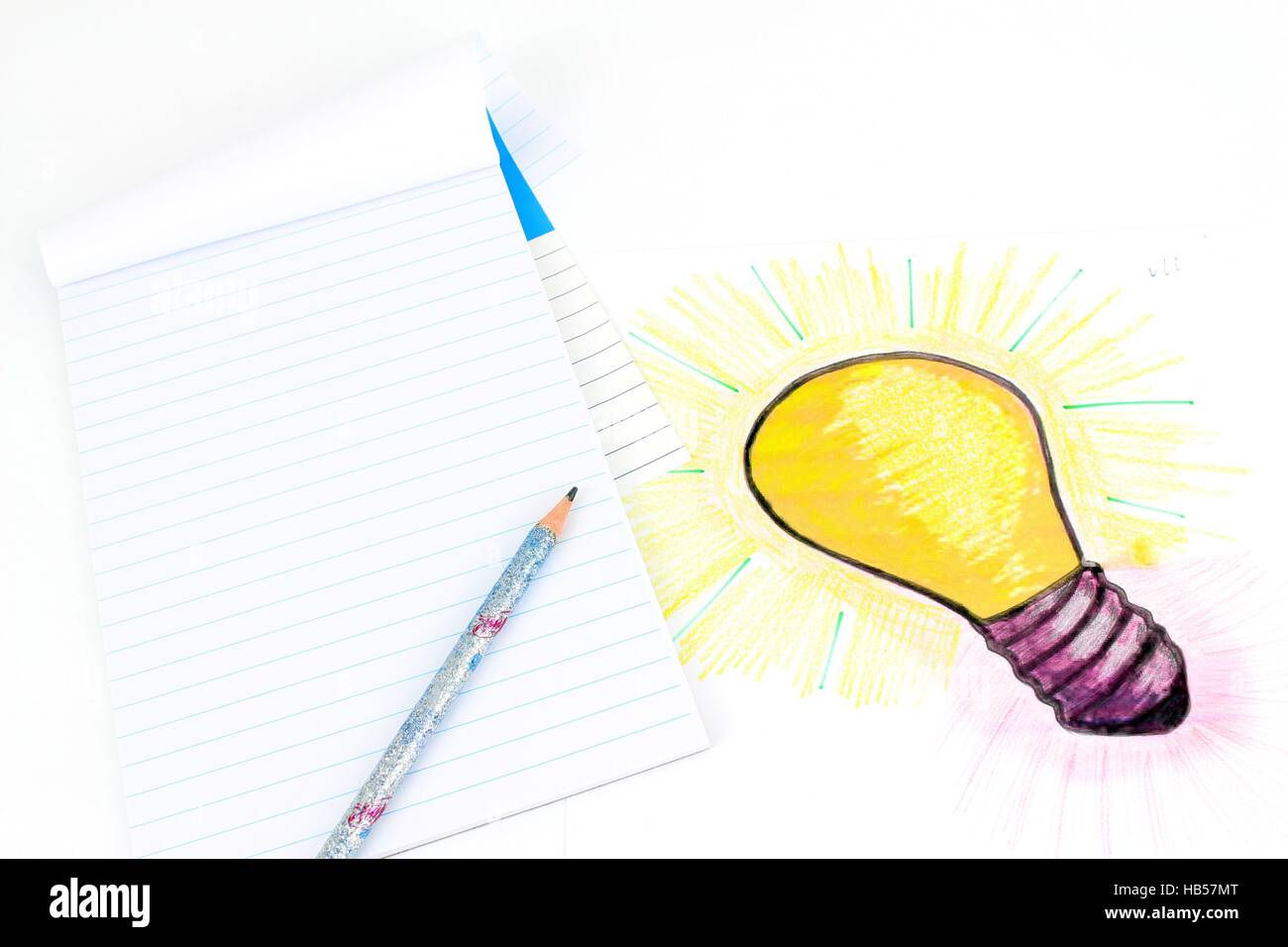 Eine stilisierte Darstellung einer Glühbirne, die auf einem Blatt Papier skizziert wurde. Idee eines Projekts, Zeichnungsobjekte, Berechnung. Stockfoto