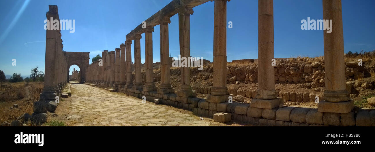 Die Collanaded Straße führt ins Herz des Jeresh, der sagenumwobenen in der gesamten antike römische Ruinenstadt Stockfoto