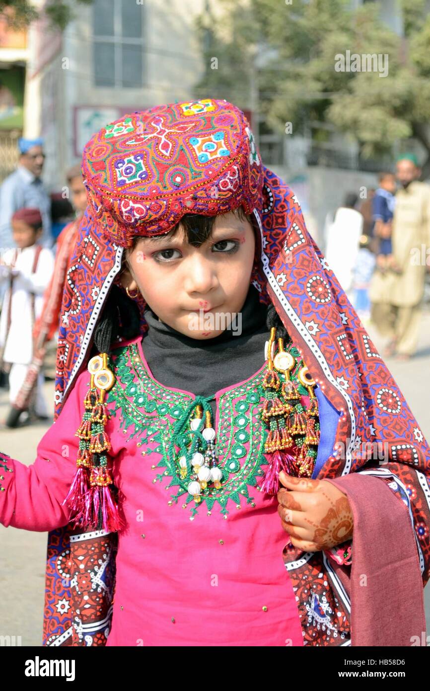 Hyderabad, Pakistan. 4. Dezember 2016. Eine Mädchen in eine traditionelle Kleid nehmen Teil in der Elebration von Sindhi-Kultur-Tag bei Hyderabad Credit: Janali Laghari/Pacific Press/Alamy Live News Stockfoto