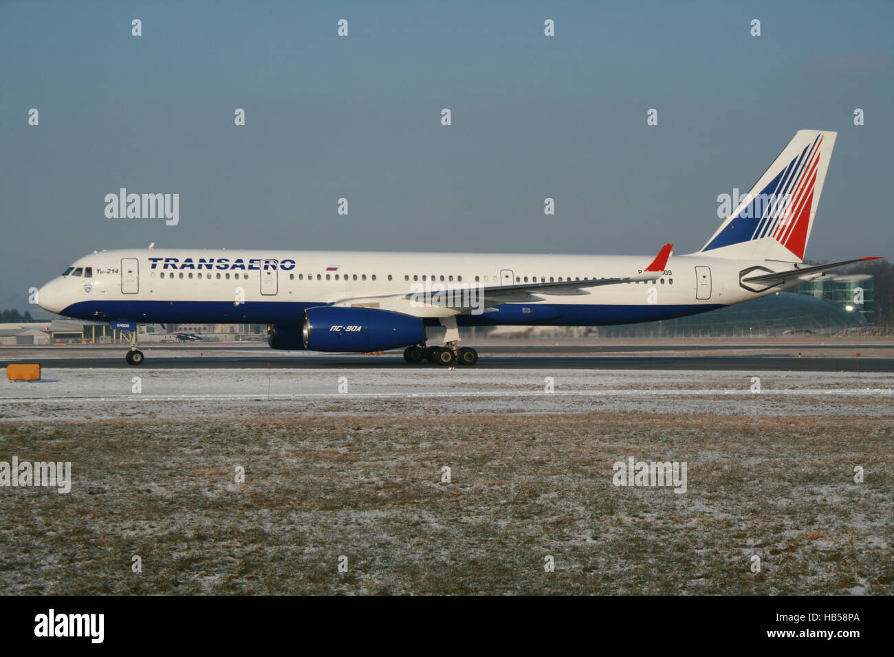 Salzburg/Österreich 12. 2014: "Transaero" Tu-204 am Salzburg Airport. Stockfoto
