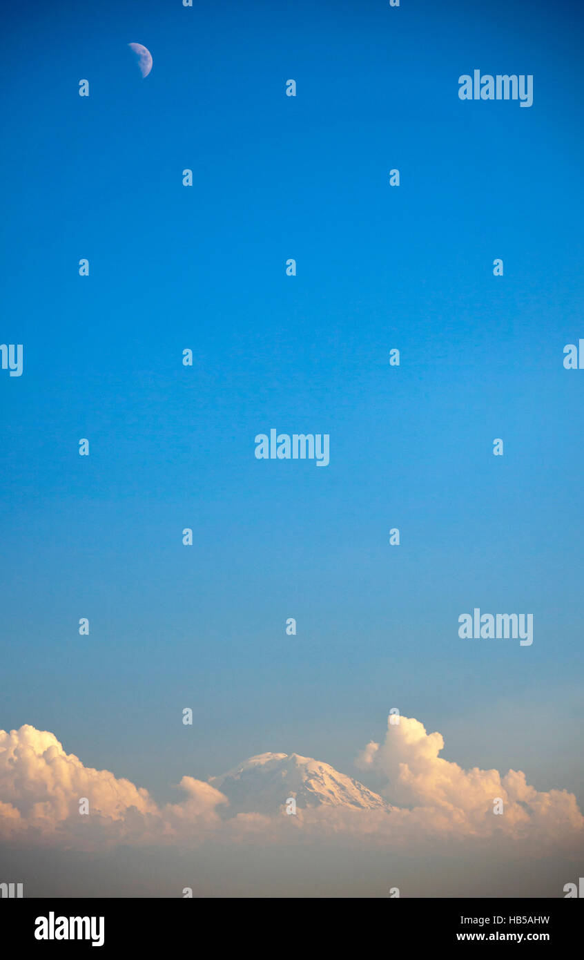 Mond über Mount Rainier Stockfoto