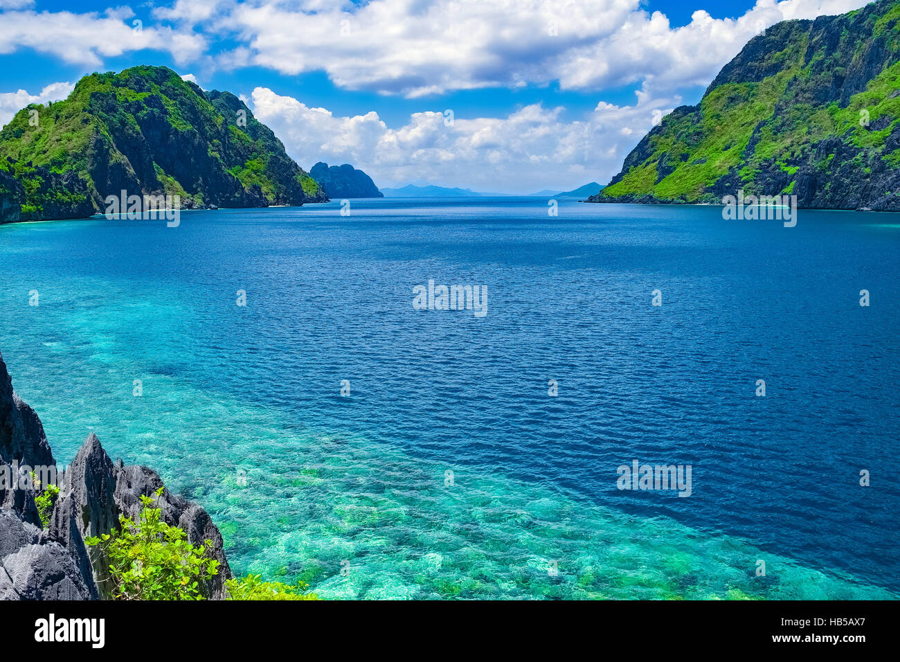 Schöne tropische Meeresbucht. Malerische Landschaft mit Berg-Inseln und blaue Lagune, El Nido, Palawan, Philippinen Südost-Asien Stockfoto