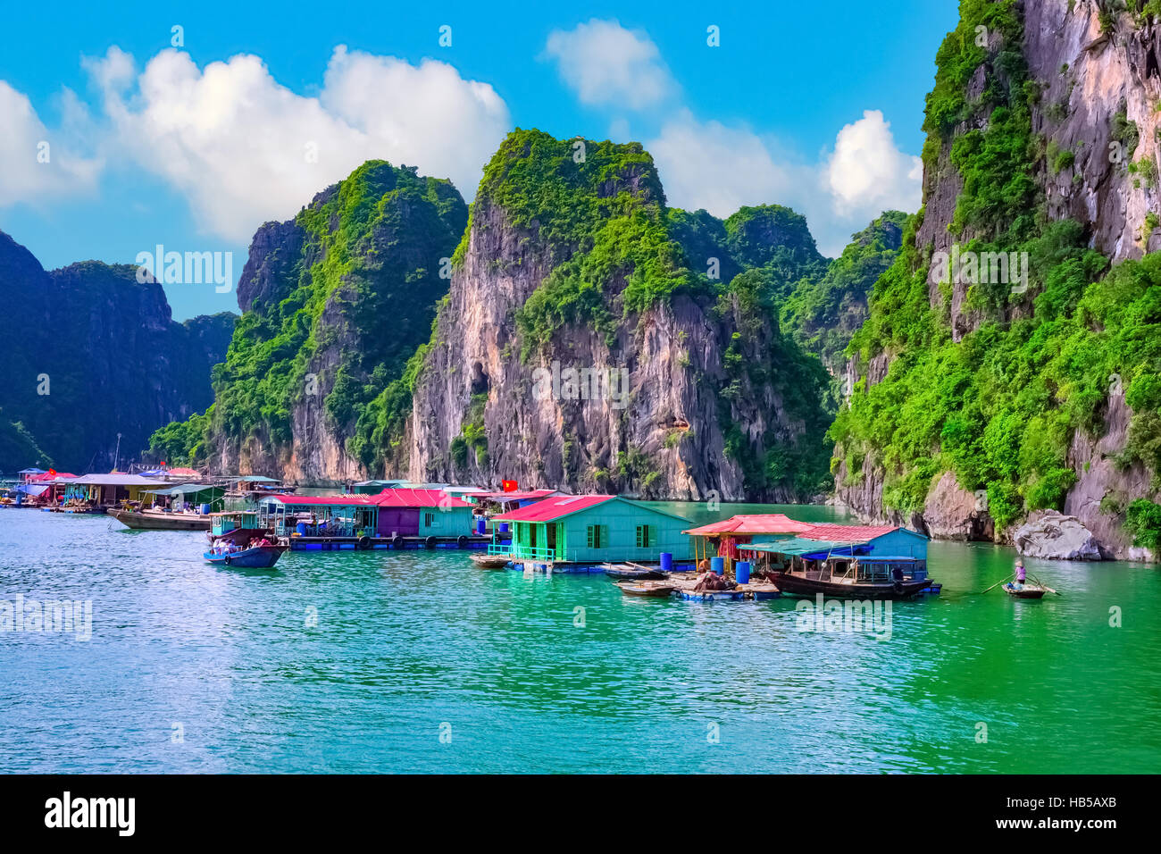 Schwimmenden Fischen Dorf Felseninsel im Halong Bucht Vietnam, Südost-Asien. UNESCO-Weltkulturerbe. Kreuzfahrt nach Ha Long Bay. Stockfoto