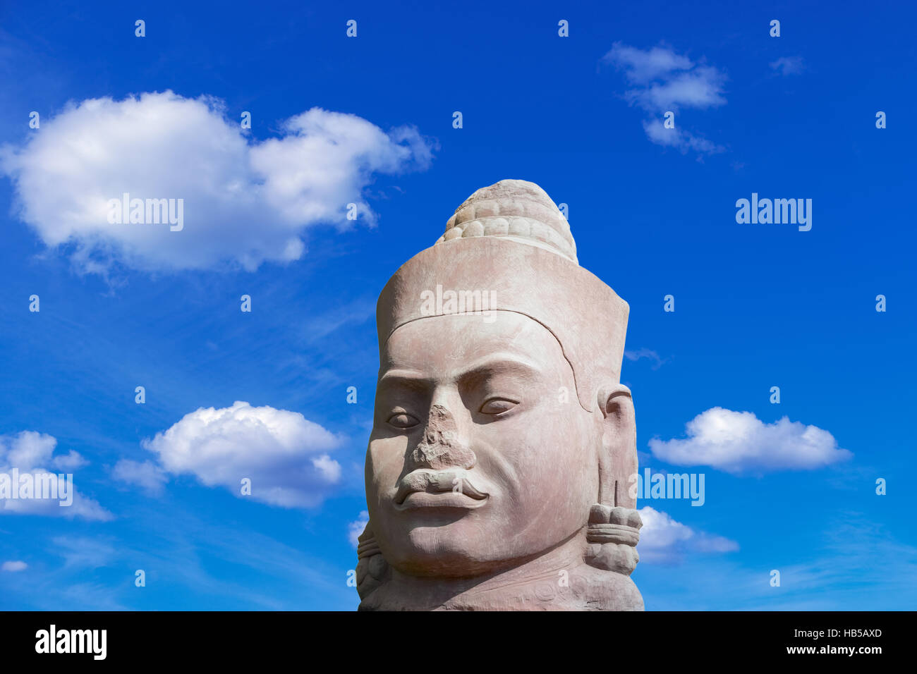 Alten Stein Gesicht in Angkor Wat Komplex am blauen Himmelshintergrund, Siem Reap Kambodscha Südost-Asien. UNESCO-Weltkulturerbe Stockfoto