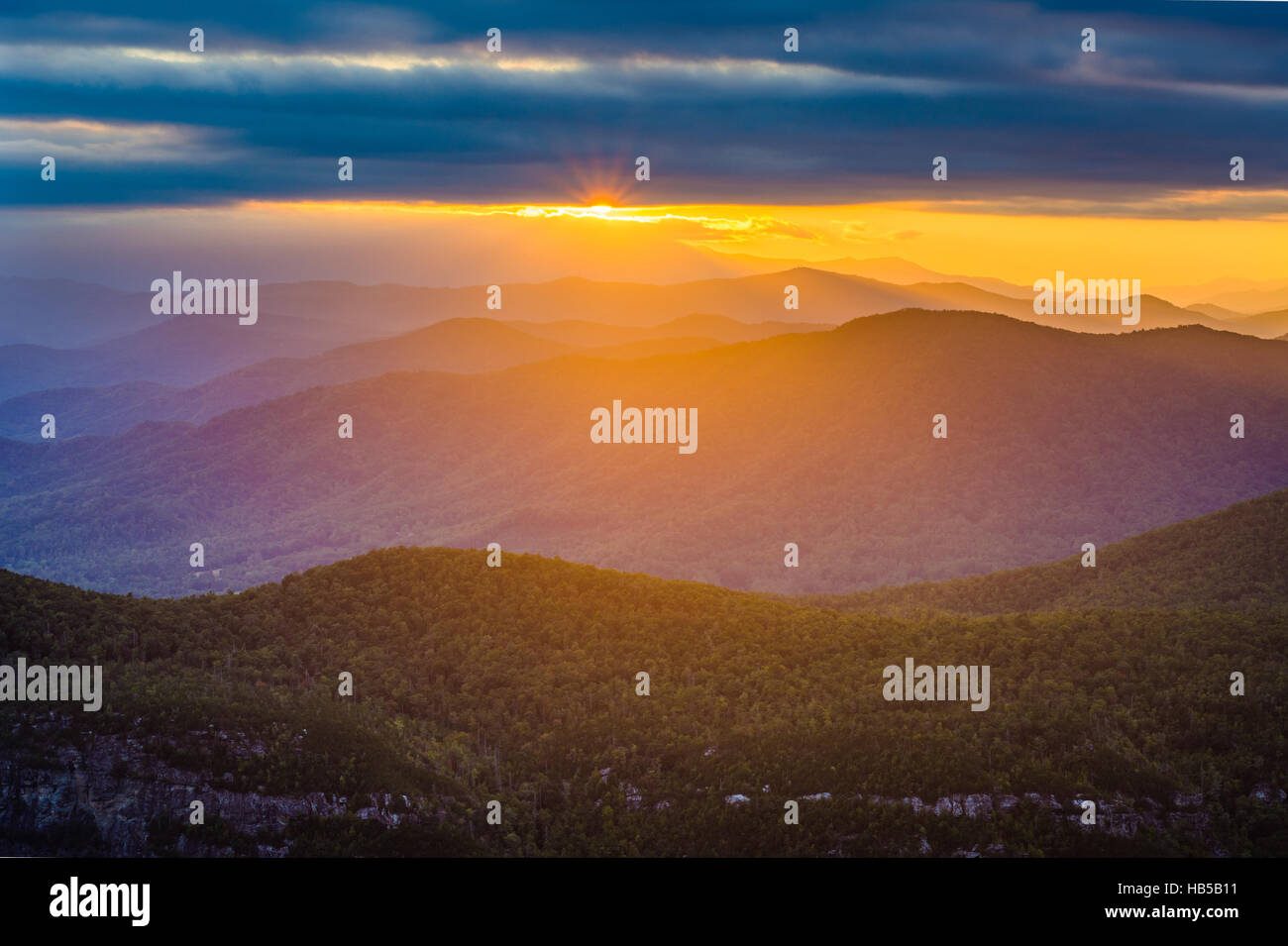 Sonnenuntergang über den Blue Ridge Mountains von Table Rock, am Rand des Linville Gorge im Pisgah National Forest, North Carolina. Stockfoto