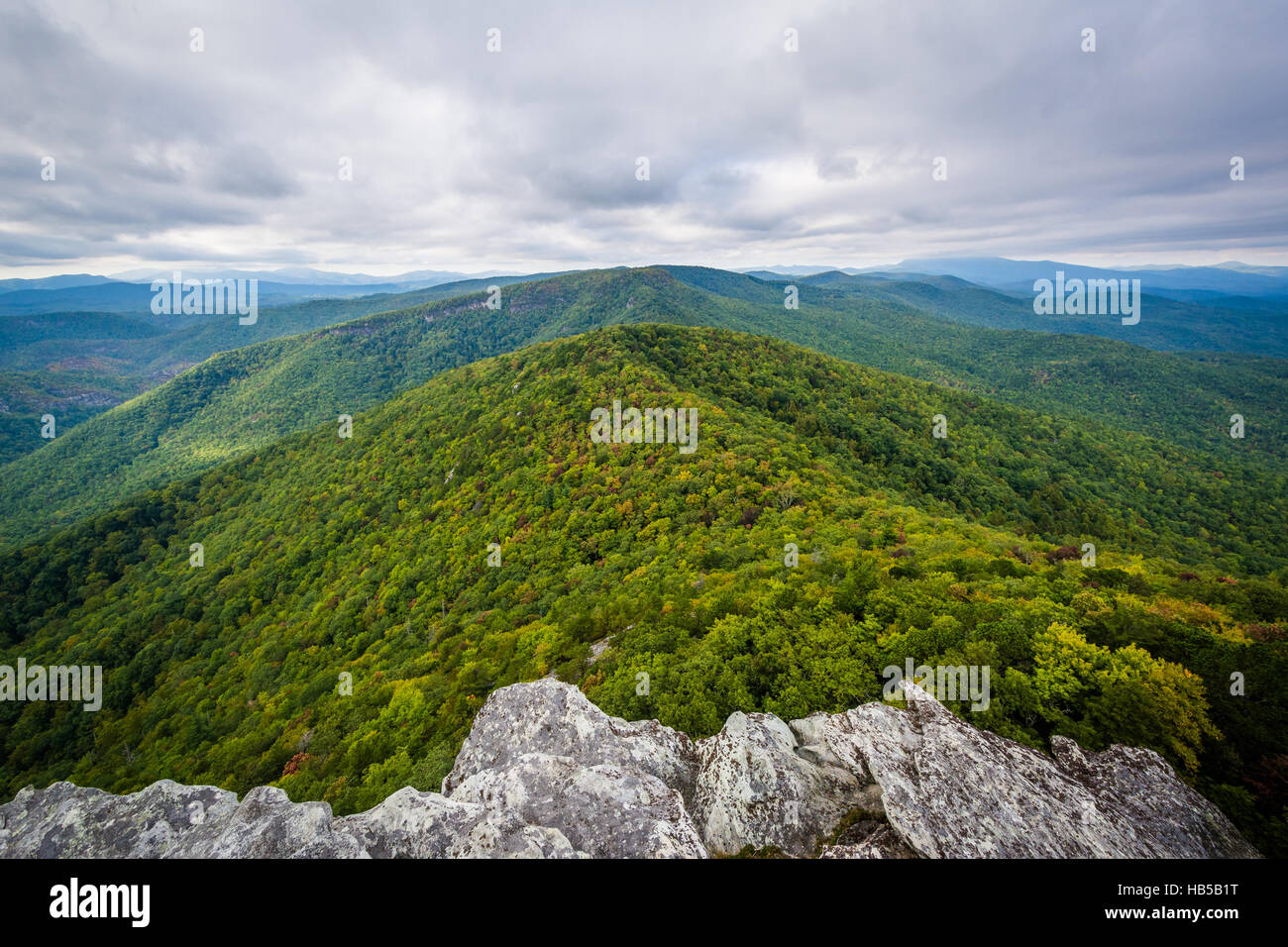Blick auf die Blue Ridge Mountains von Hawksbill Berg, auf dem Rand des Linville Gorge, im Pisgah National Forest, North Carolina. Stockfoto
