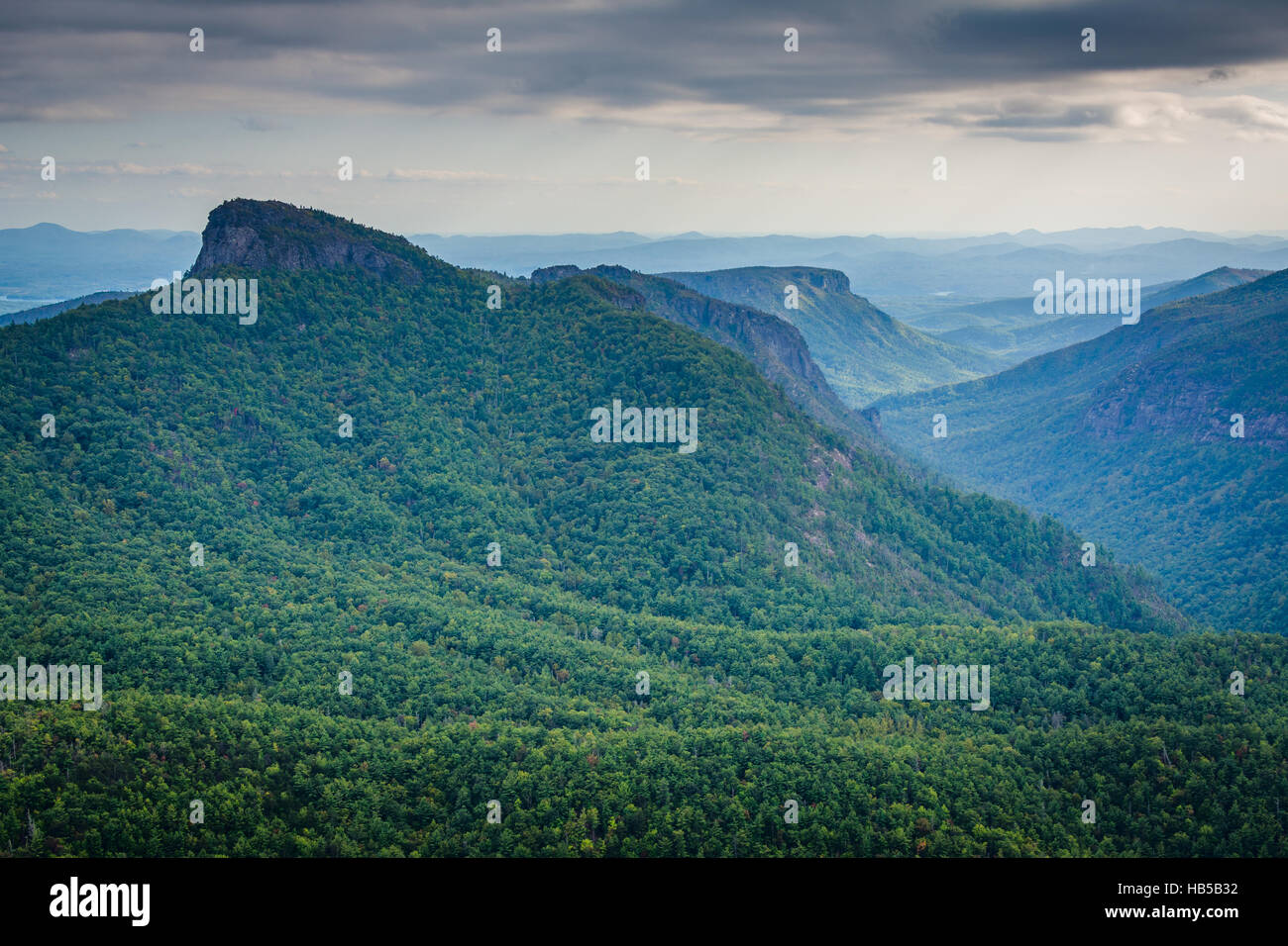 Blick auf die Schlucht Linville von Hawksbill Berg, im Pisgah National Forest, North Carolina. Stockfoto