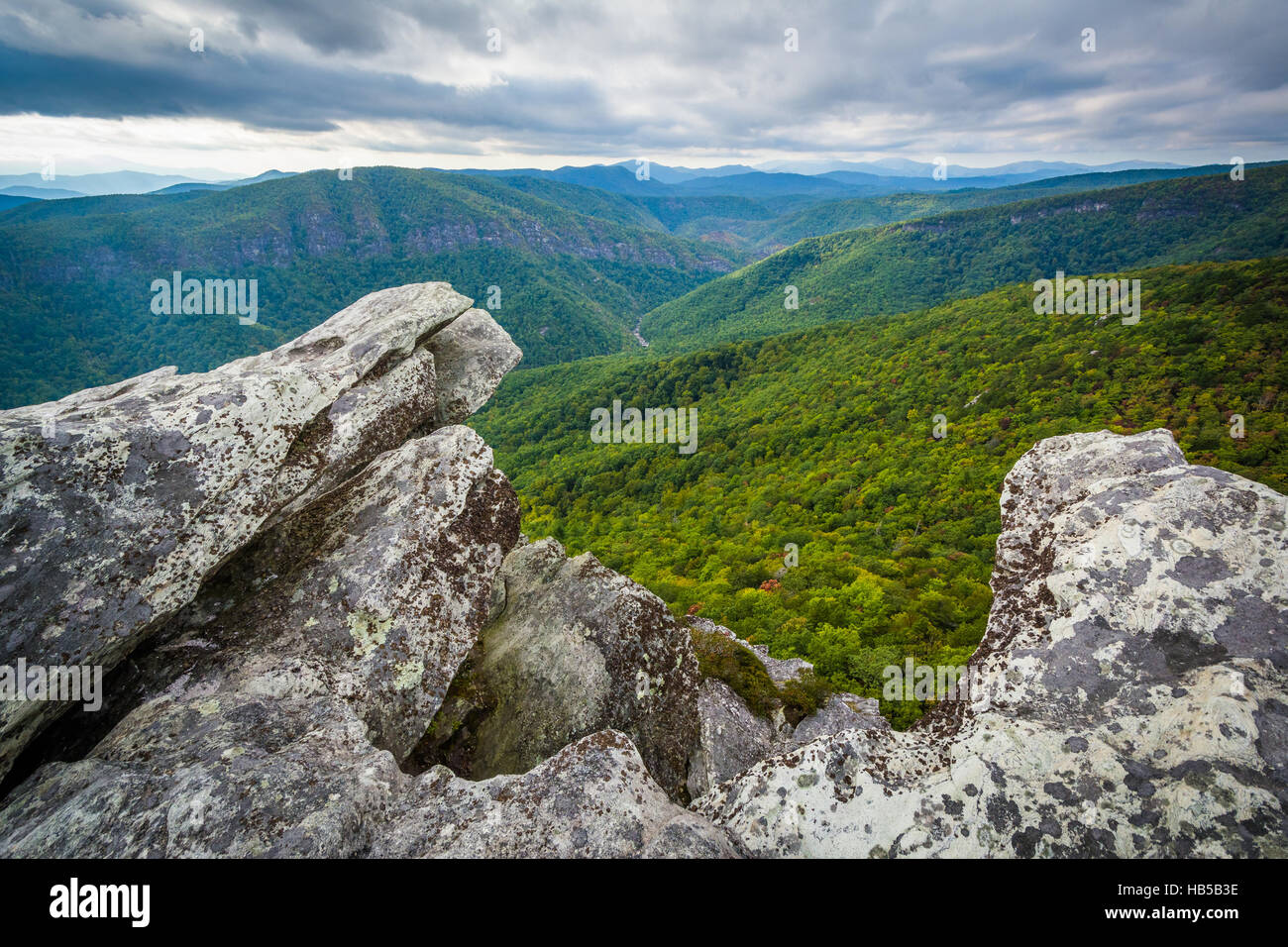 Blick auf die Schlucht Linville von Hawksbill Berg, im Pisgah National Forest, North Carolina. Stockfoto