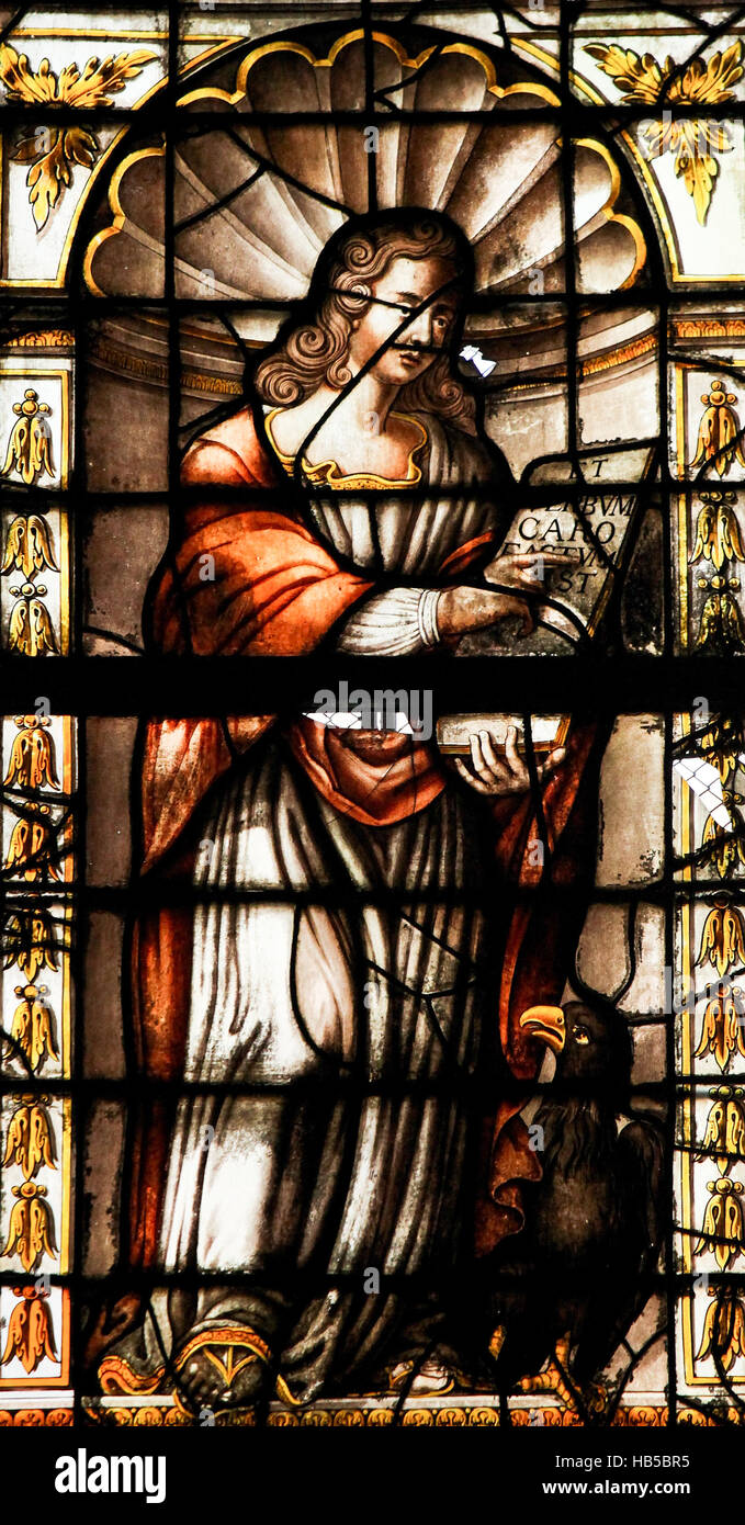 Saint James das größere (St. Jakob) auf Glasmalerei in der Kirche Saint Sulpice in Paris, im 17. Jahrhundert geschaffen. Stockfoto