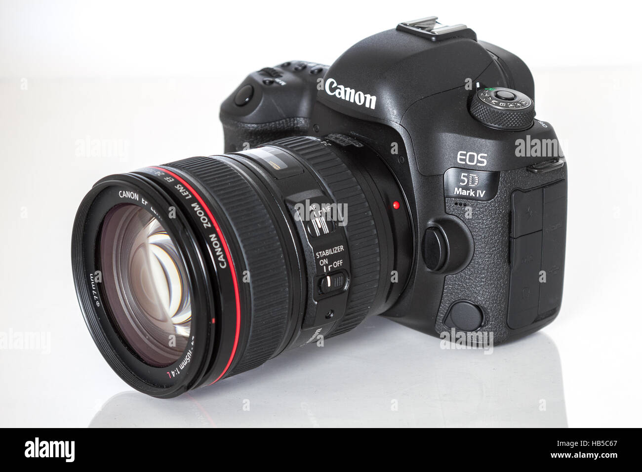 Canon 5D Mark IV-Kamera mit Canon EF 24-105 mm f/4 USM II Objektiv auf weißem Hintergrund Stockfoto