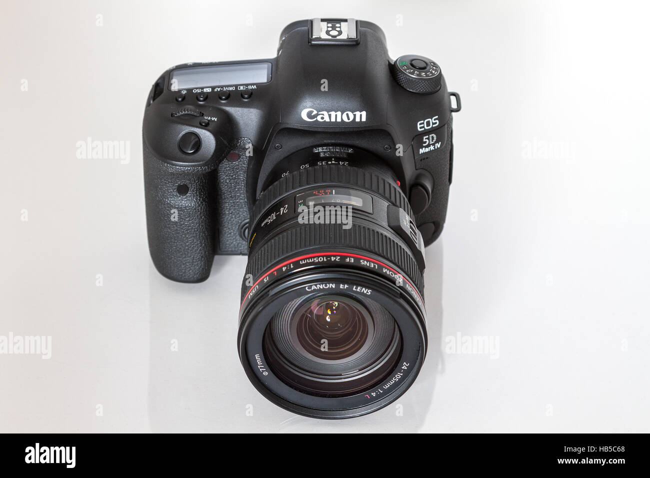 Canon 5D Mark IV-Kamera mit Canon EF 24-105 mm f/4 USM II Objektiv auf weißem Hintergrund Stockfoto