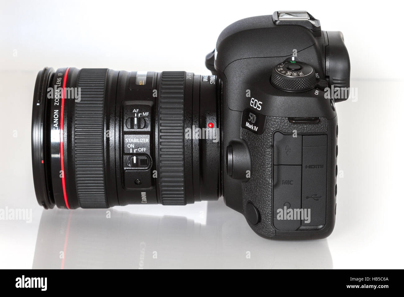 Canon 5D Mark IV-Kamera mit Canon EF 24-105 mm f/4 USM II Objektiv auf weißem Hintergrund Stockfoto