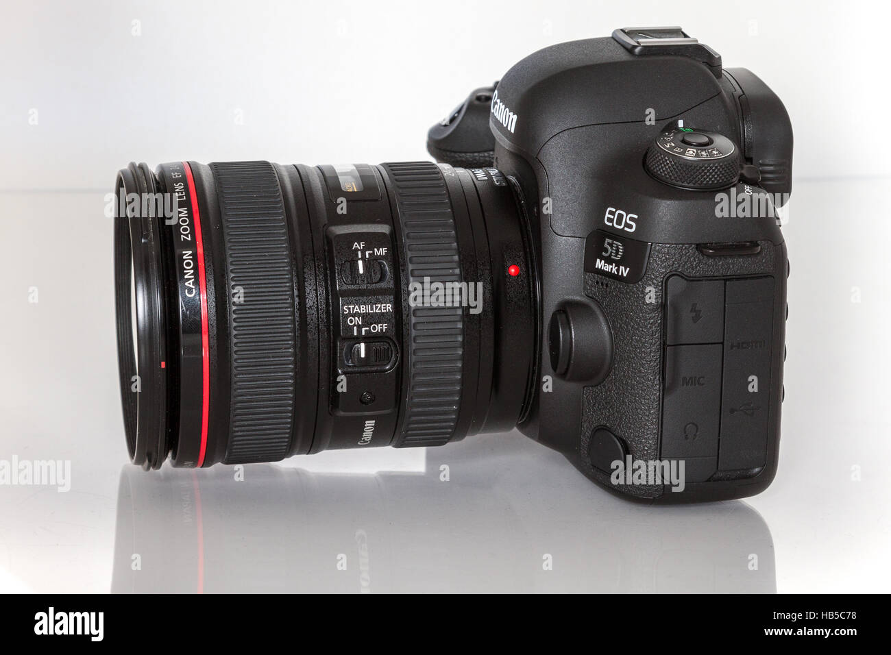 Canon 5D Mark IV-Kamera mit Canon EF 24-105 mm f/4 USM II Objektiv auf weißem Hintergrund Stockfoto