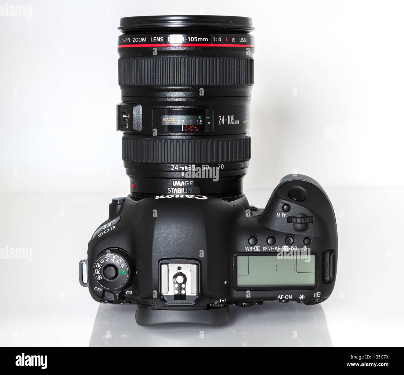Canon 5D Mark IV-Kamera mit Canon EF 24-105 mm f/4 USM II Objektiv auf weißem Hintergrund Stockfoto