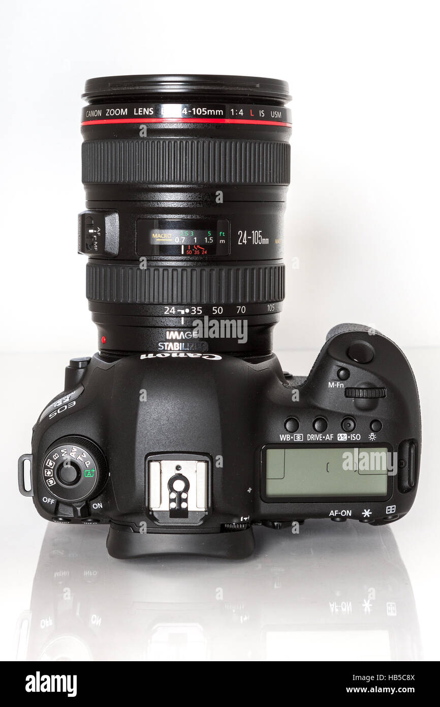 Canon 5D Mark IV-Kamera mit Canon EF 24-105 mm f/4 USM II Objektiv auf weißem Hintergrund Stockfoto