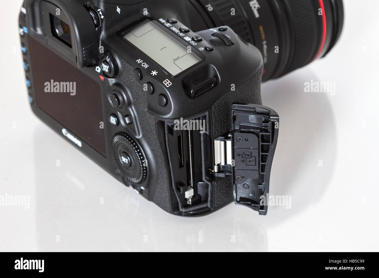 Canon 5D Mark IV Kamera zeigt Karten Faultier mit Canon EF 24-70mm f/2,8 L II USM Objektiv auf weißem Hintergrund Stockfoto