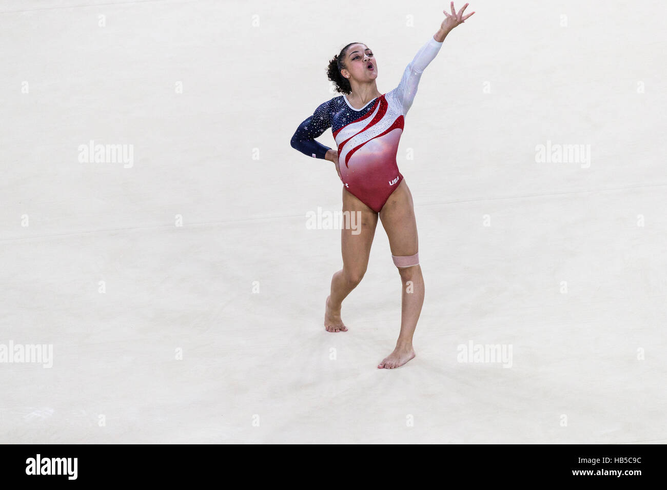 Rio De Janeiro, Brasilien. 9. August 2016.  Lauren Hernandez (USA) durchführt Fußbodenübung als Bestandteil der Gold-Medaille gewinnen Frauen Gymnastik-Team Stockfoto