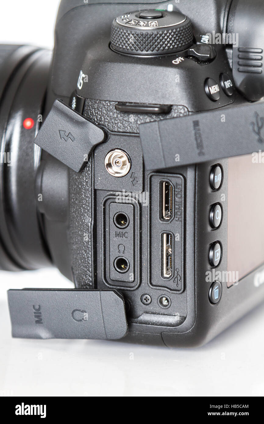 Canon 5D Mark IV Kamera zeigt Conectors mit Canon EF 24-70mm f/2,8 L II USM Objektiv auf weißem Hintergrund Stockfoto